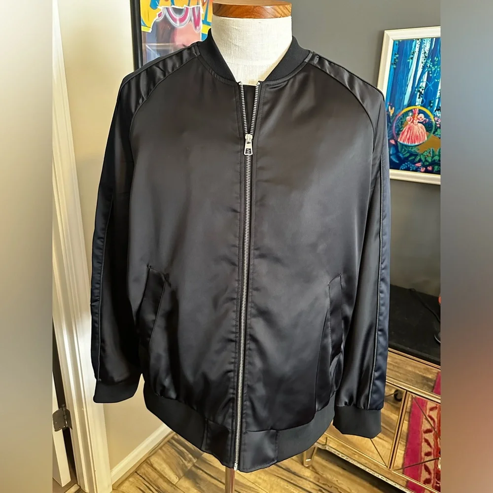 H&M men’s satin bomber with embroidered back design - Picture 2 of 6